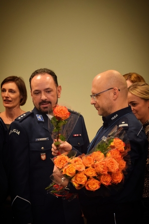 I Zastępca Komendanta Powiatowego Policji w Chrzanowie wraz z Naczelnikiem Wydziału Wspomagającego wręczają kwiaty