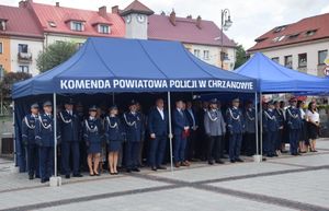 Komendanci i zaproszeni goście stający podczas apelu z okazji Święta Policji