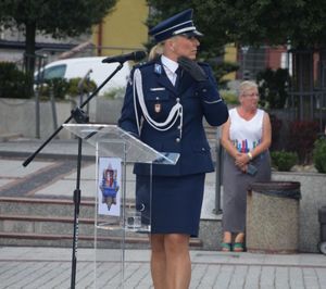 Lektor uroczystości oczekujący na Zastępcę Komendanta Wojewódzkiego Policji w Krakowie