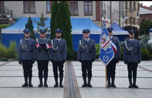 poczet flagowy i poczet sztandarowy stoją na płycie rynku w Trzebini