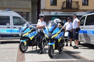 umundurowani policjanci stoją przy policyjnych potocyklach