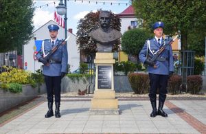 warta honorowa przed pomnikiem popiersia Józefa Piłsudskiego