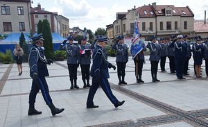 Zastepca Komendanta Wojewódzkiego wraz z Dowódą Uroczystości wiatają się z pododdzaiałem