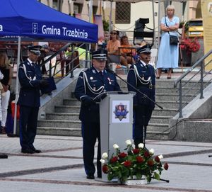 Zastępca Komendanta Wojewódzkiego Policji w Krakowie odczytuje list do funkcjonariuszy Policji