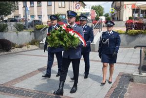 złożenie wiązanki przez policjantów pod pomnikiem popiersia Marszałka Józefa Piłsudskiego w Trzebini