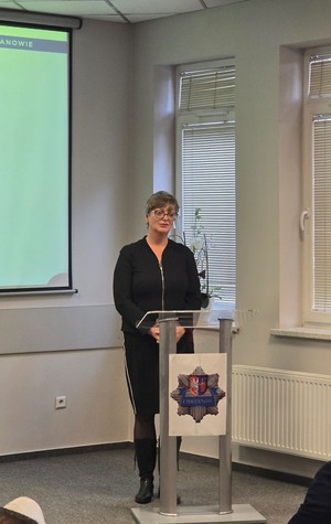 Przy pulpicie stoi Wicestarosta Chrzanowski Pani Ewa Jędrysik.