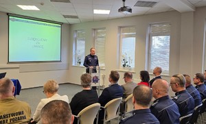 Na zdjęciu przy pulpicie Komendant Wojewódzki Policji w Krakowie nadinsp. Artur Bednarek, poniżej zgromadzona publiczność w postaci zaproszonych gości oraz funkcjonariuszy Komendy Powiatowej Policji w Chrzanowie.