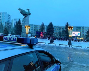Na zdjęciu radiowóz policyjny, w tle Plac Tysiąclecia w Chrzanowie. Na dalszym planie pomnik orła wraz ze stoiskami z 34 Finału WOŚP.