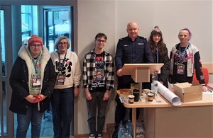 Na zdjęciu Policjant wraz z pracownikami MCKiS Chrzanów oraz wolontariuszami WOŚP.
