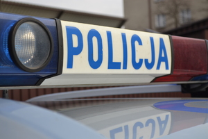 Belka z sygnałami uprzywilejowania z napisem POLICJA umieszczona na dachu radiowozu.