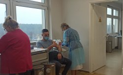 Policjant szczepiony w szpitalu w Chrzanowie