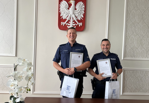 mł. asp. Maciej Klaczak oraz mł. asp. Kamil Deszcz w UM Libiąż po otrzymaniu podziękowań z rąk Burmistrza Miasta.