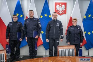 Od lewej mł. asp. Kamil Deszcz, mł. asp. Maciej Klaczak, gen. insp. Marek Boroń, nadkom. Renata Kadłuczka (ówczesny Komendant KP Libiąż).