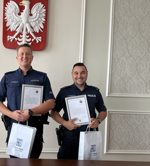 Po lewej mł. asp. Maciej Klaczak, po prawej mł. asp. Kamil Deszcz.