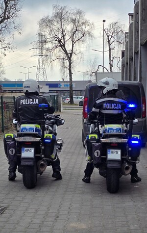 Policjanci WRD KPP Chrzanów na motocyklach służbowych.