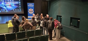 Osoby zgromadzone przy stanowiskach ze sprzętem KPP Chrzanów.