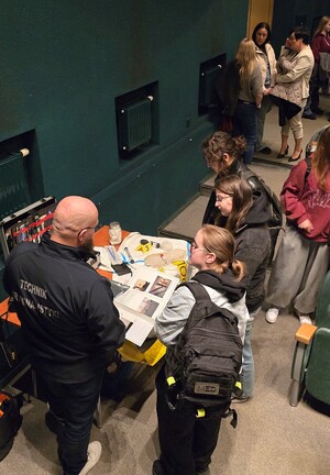 Stanowisko Techników Kryminalistyki KPP Chrzanów wraz z osobami zainteresowanymi, które przyglądają się wystawionemu sprzętowi.