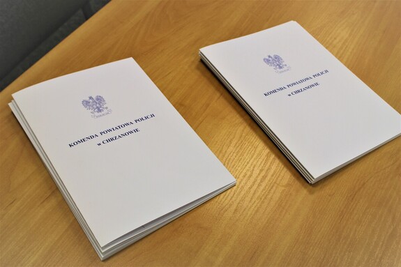 Dokumenty wyłożone w teczkach z napisem Komenda Powiatowa Policji w Chrzanowie.