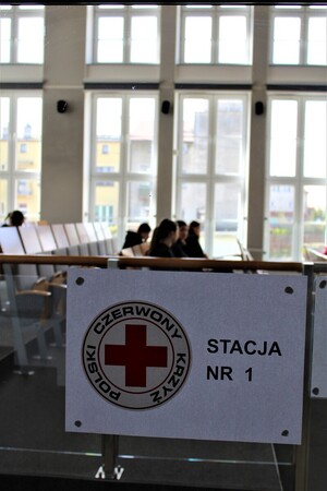 Tabliczka z napisem „Stacja nr 1” i symbolem czerwonego krzyża.