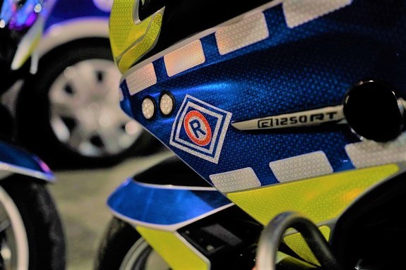 Zdjęcie poglądowe przodu motocykla policyjnego.