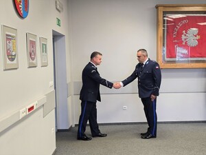 Dowódca uroczystości nadkom. Grzegorz Cupiał składana meldunek Komendantowi Powiatowemu Policji w Chrzanowie podinsp. Zbigniewowi Zacher.