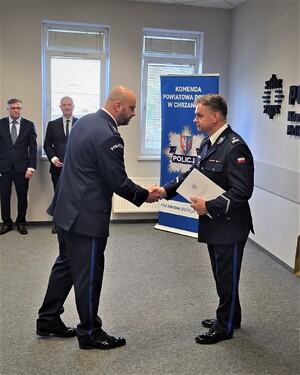 Podkom. Dariusz Mendyk odbiera od Komendanta Powiatowego Policji w Chrzanowie podinsp. Zbigniewa Zacher, rozkaz personalny.