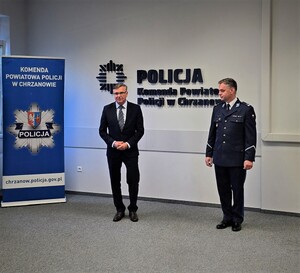 Burmistrz miasta Libiąż p. Jacek Latko podczas wypowiedzi obok po prawej Komendant Powiatowy Policji w Chrzanowie podinsp. Zbigniew Zacher.