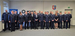 Zdjęcie grupowe Policjantów i włodarzy biorących udział w uroczystej zbiórce.