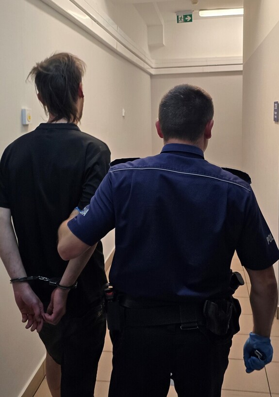 Policjant prowadzący zatrzymanego 27-latka w PDOZ KPP Chrzanów.