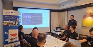 Policjanci podczas części teoretycznej ćwiczeń.