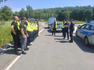 Policjanci podczas zbiórki przed ćwiczeniami praktycznymi.