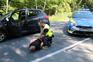 Policjant zatrzymujący pozoranta.