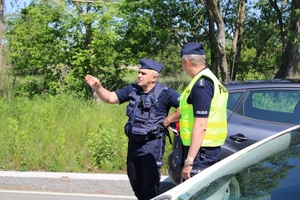 Policjanci podczas rozmowy.