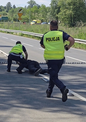 Policjanci podczas zatrzymywania pozoranta.