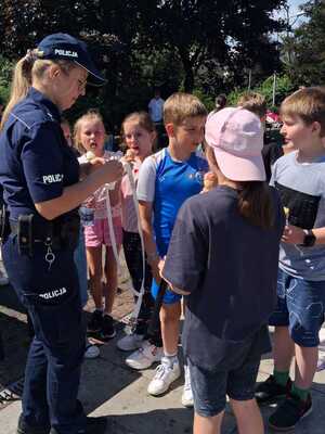 Policjantka i dzieci podczas pikniku.