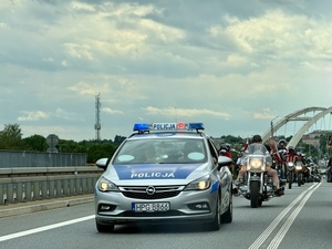 Radiowóz WRD podczas parady motocykli.