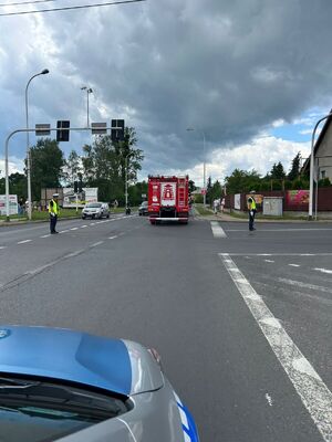 Policjanci podczas kierowania ruchem w takcie parady motocykli w Trzebini.