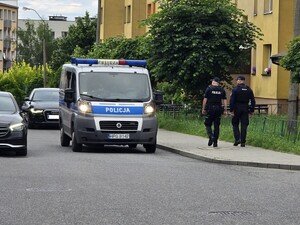 Radiowóz i patrol pieszy podczas patrolu w trakcie Dni Libiąża.