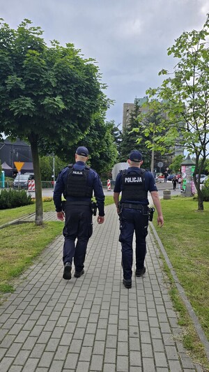 Policjanci podczas patrolu pieszego w takcie Dni Libiąża.