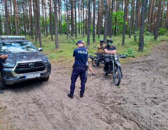 Policjant oraz zatrzymani do kontroli kierujący motocrossami.