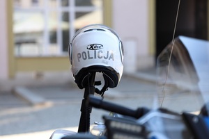 Policyjny kask na motocyklu służbowym.