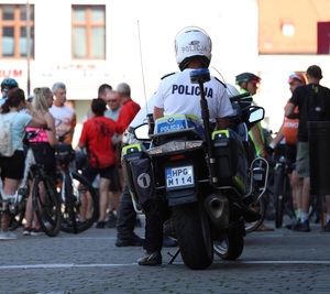 Policjant WRD KPP Chrzanów podczas zabezpieczenia rajdu rowerowego.