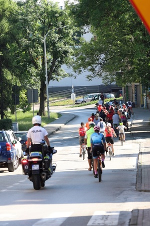 Policjant WRD KPP Chrzanów podczas przejazdu rajdu rowerowego.