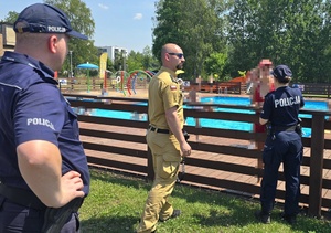 Policjanci i strażak podczas kontroli basenów letnich na Kątach.