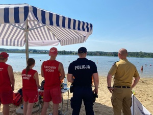 Ratownicy, policjant i strażak podczas kontroli akwenu Chechło.