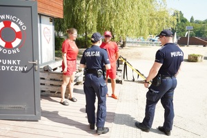 Policjanci i ratownicy podczas kontroli akwenu Balaton.