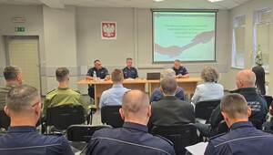 Policjanci i przedstawiciele podmiotów zewnętrznych podczas narady.