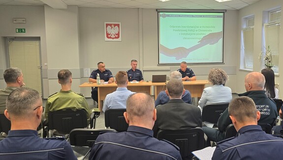 Policjanci i przedstawiciele podmiotów zewnętrznych podczas narady.
