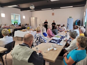 Policjanci podczas spotkania z seniorami z Koła Gospodyń Wiejskich w Pile Kościeleckiej.