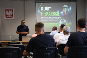 Policjanci podczas spotkania z przedstawicielami klubów piłkarskich z terenu powiatu chrzanowskiego.